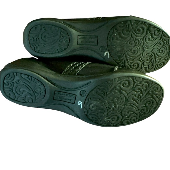 Laura Scott I love comfort easy slip on leather shoes. - Picture 3 of 4